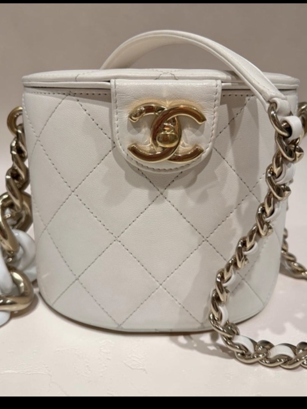 Chanel vintage lambskin, vanity case round bucket style with cc Turlock & chain - Picture 11 of 16
